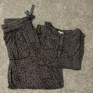 JODIFL Gray Leopard Print Top